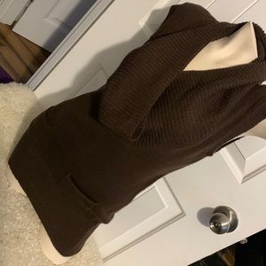 Sleeveless knit top.